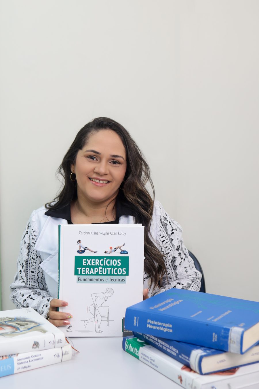 Dra. Áurea Moura com referências técnicas